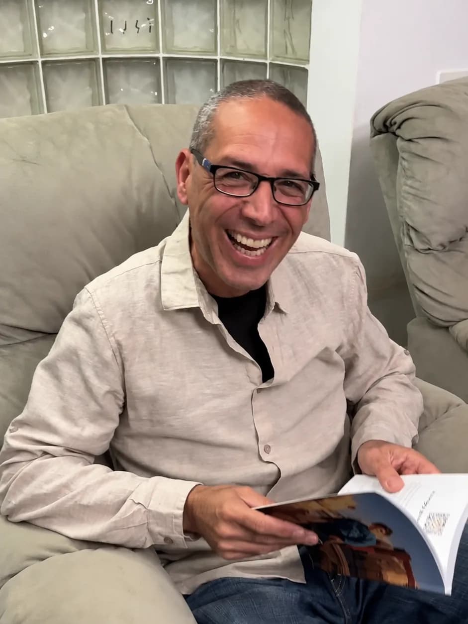 אבא מחייך עם ספר SipoorAI