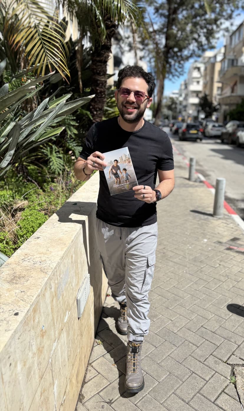 גלעד, מייסד SipoorAI, מחזיק את הספר המודפס הראשון